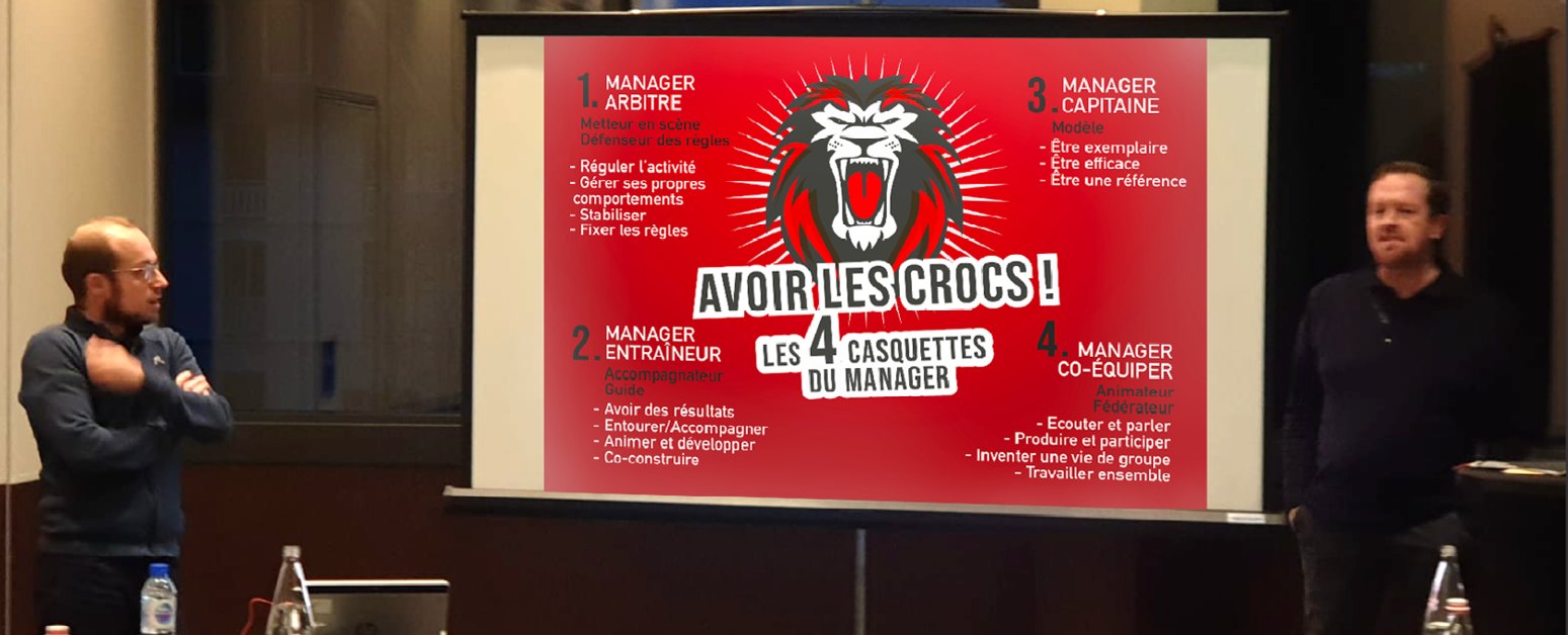 Deux formateurs devant l'écran Avoir les crocs, les 4 casquettes du manager