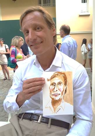 Un participant sourit en tenant son portrait à l'aquarelle